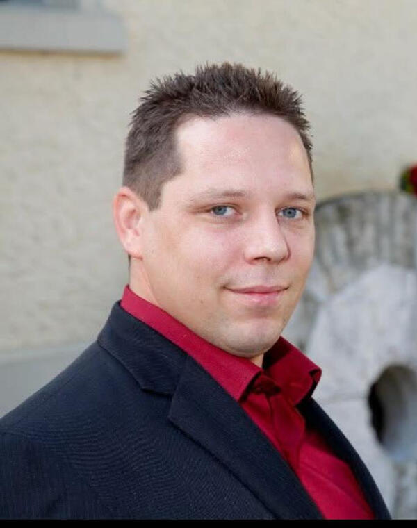 Smartphone Klinik Smartphone liegt mit Displaybruch auf einem Tisch