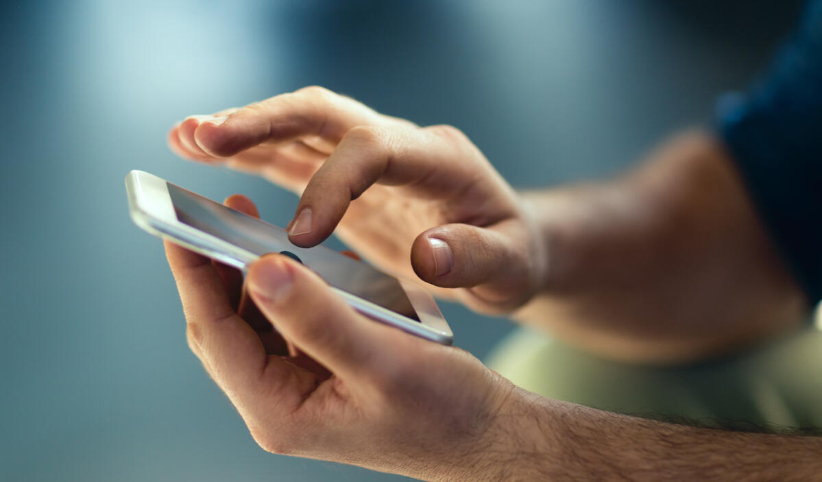 Mann tippt auf Smartphone