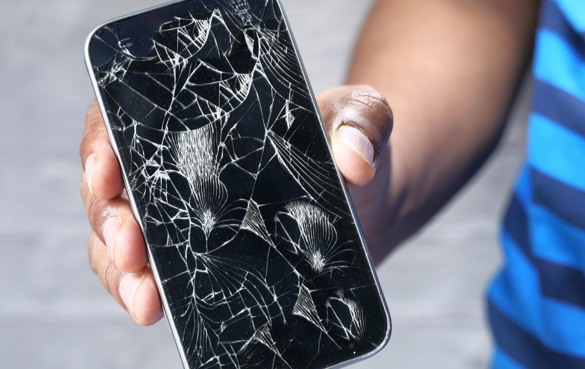 Displaybruch Hand hält Smartphone mit Displayschaden