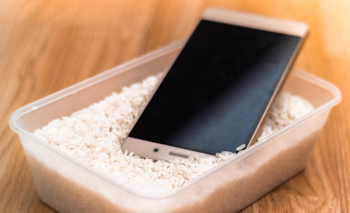 Smartphone liegt in Schale Reis