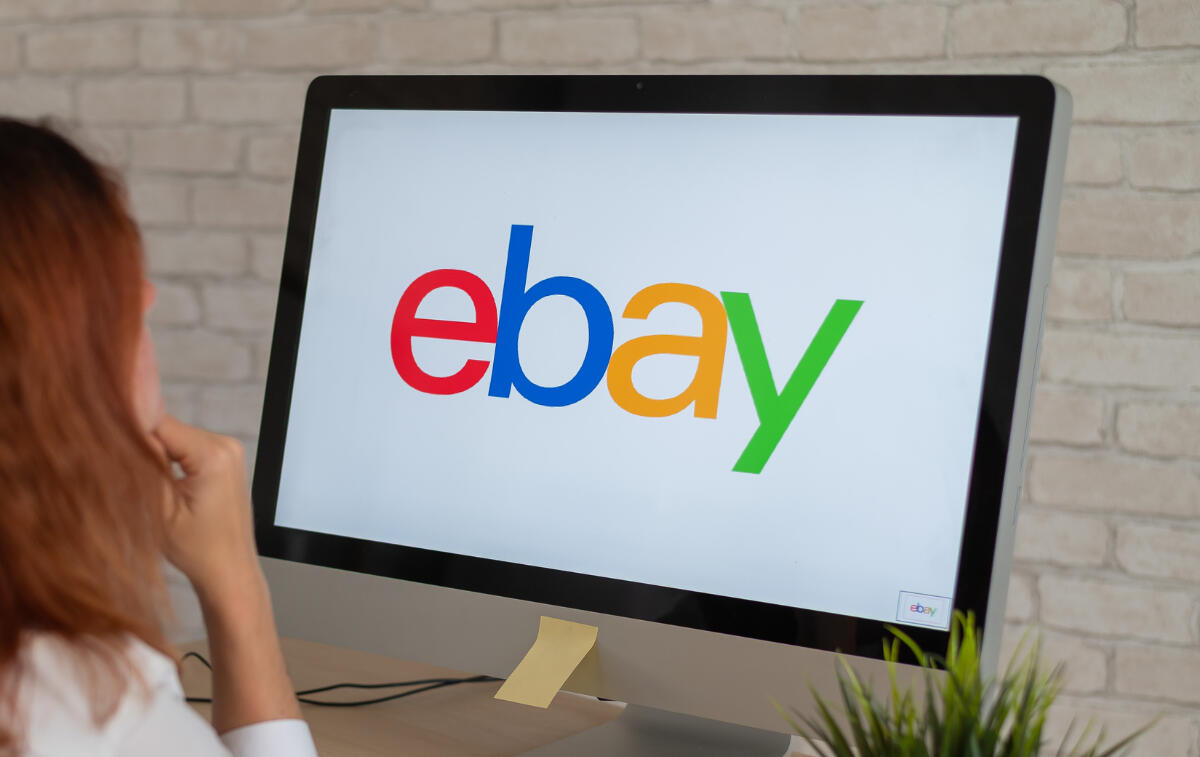 Frau sitzt vor PC mit eBay Seite